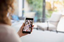 Mujer vídeo chat con amigos en la pantalla del teléfono inteligente - foto de stock