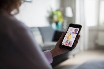 Mulheres seniores amigos vídeo bate-papo na tela do telefone inteligente — Fotografia de Stock