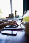 Mãos de mulher digitando no laptop trabalhando em casa — Fotografia de Stock