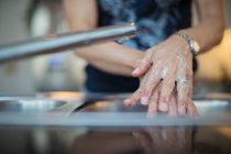 Крупним планом жінка миє руки з милом на кухні раковини — стокове фото