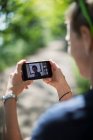 Mulher vídeo conversando com amigos na tela do telefone inteligente — Fotografia de Stock