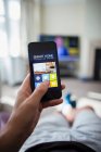 POV Mann nutzt Hausautomation auf Smartphone im Wohnzimmer — Stockfoto