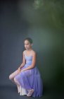 Bailarina posando en estudio - foto de stock