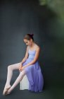 Bailarina posando em estúdio — Fotografia de Stock