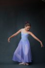 Ballerine posant dans plie en studio — Photo de stock