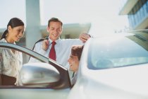Gente de negocios hablando en coche - foto de stock