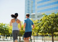 Casal jogging no parque urbano — Fotografia de Stock