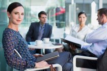 Empresária confiante em reunião no café — Fotografia de Stock