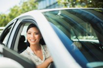 Lächelnde Geschäftsfrau im Auto — Stockfoto