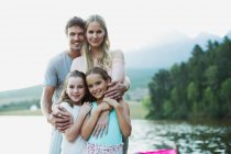 Lächelnde Familie am See — Stockfoto