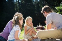 Семья празднует день рождения на открытом воздухе — стоковое фото