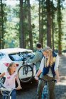 Família feliz com bicicletas na floresta — Fotografia de Stock