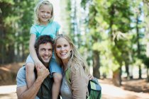 Lächelnde Familie im Wald — Stockfoto
