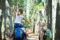 Vater trägt Tochter auf Schultern im Wald — Stockfoto