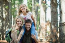 Família sorridente em bosques — Fotografia de Stock