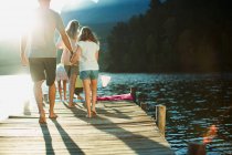 Passeggiata in famiglia sul molo sul lago — Foto stock