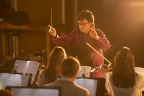 Blick auf Dirigenten führendes Orchester — Stockfoto