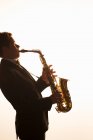 Silhouette du saxophoniste performant — Photo de stock