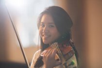 Retrato de violinista sorridente — Fotografia de Stock