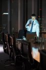 Uomo d'affari che lavora al computer portatile in sala conferenze di notte — Foto stock