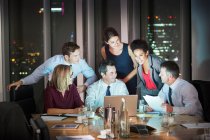 Geschäftsleute treffen sich nachts im Konferenzraum — Stockfoto