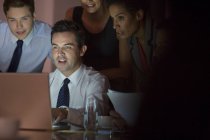 Uomini d'affari che lavorano al computer portatile in sala conferenze — Foto stock