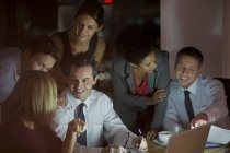 Geschäftsleute treffen sich nachts im Konferenzraum — Stockfoto