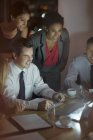 Geschäftsleute arbeiten spät am Laptop im Konferenzraum — Stockfoto