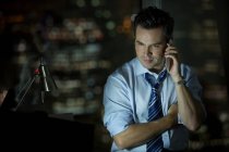 Geschäftsmann telefoniert nachts im Büro — Stockfoto