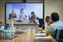 Business people videoconferenza in sala conferenze — Foto stock