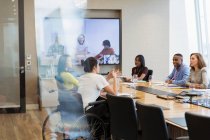 Geschäftsleute sprechen und Videokonferenzen im Konferenzraum — Stockfoto