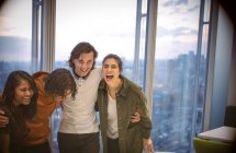 Счастливые молодые бизнесмены смеются в высотном офисе — стоковое фото