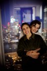 Porträt glückliches junges Paar umarmt sich am Hochhausfenster — Stockfoto
