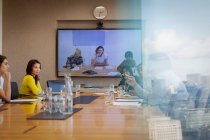 Video conferenza in sala conferenze per uomini d'affari — Foto stock