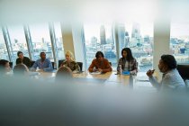 Geschäftsleute unterhalten sich im Konferenzraum eines Hochhauses — Stockfoto