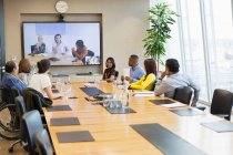 Videoconferencia de empresarios en la sala de conferencias - foto de stock