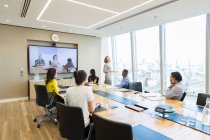 Videoconferencia de empresarios en la sala de conferencias - foto de stock