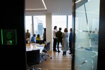 Geschäftsleute unterhalten sich im Konferenzraum eines Hochhauses — Stockfoto