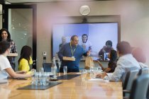 Geschäftsleute kommen mit Mittagessen im Konferenzraum an — Stockfoto