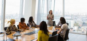 Businesswoman leader riunione sala conferenze in ufficio grattacielo — Foto stock