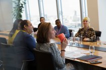 Усміхнена бізнес-леді п'є каву в конференц-залі зустрічі — стокове фото