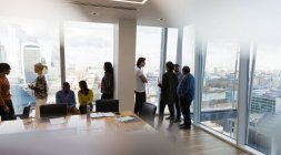 Geschäftsleute unterhalten sich im Konferenzraum eines Hochhauses in London — Stockfoto