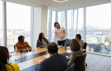 Business man leader riunione sala conferenze in ufficio grattacielo — Foto stock