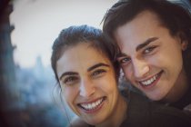 Gros plan portrait heureux jeune couple souriant — Photo de stock