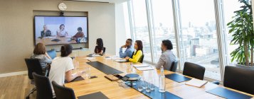 Negócios videoconferência em reunião de sala de conferências — Fotografia de Stock