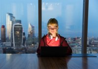 Donna d'affari che lavora fino a tardi al computer portatile in ufficio grattacielo, Londra, Regno Unito — Foto stock