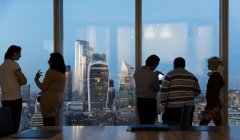 Des hommes d'affaires parlent à la fenêtre du bureau Highrise, Londres, Royaume-Uni — Photo de stock