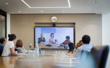 Видеоконференции для деловых людей в конференц-зале — стоковое фото
