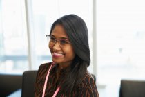 Femme d'affaires souriante au bureau — Photo de stock