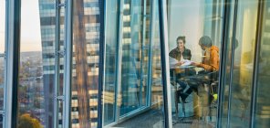 Reunião de empresários na janela do escritório Highrise — Fotografia de Stock